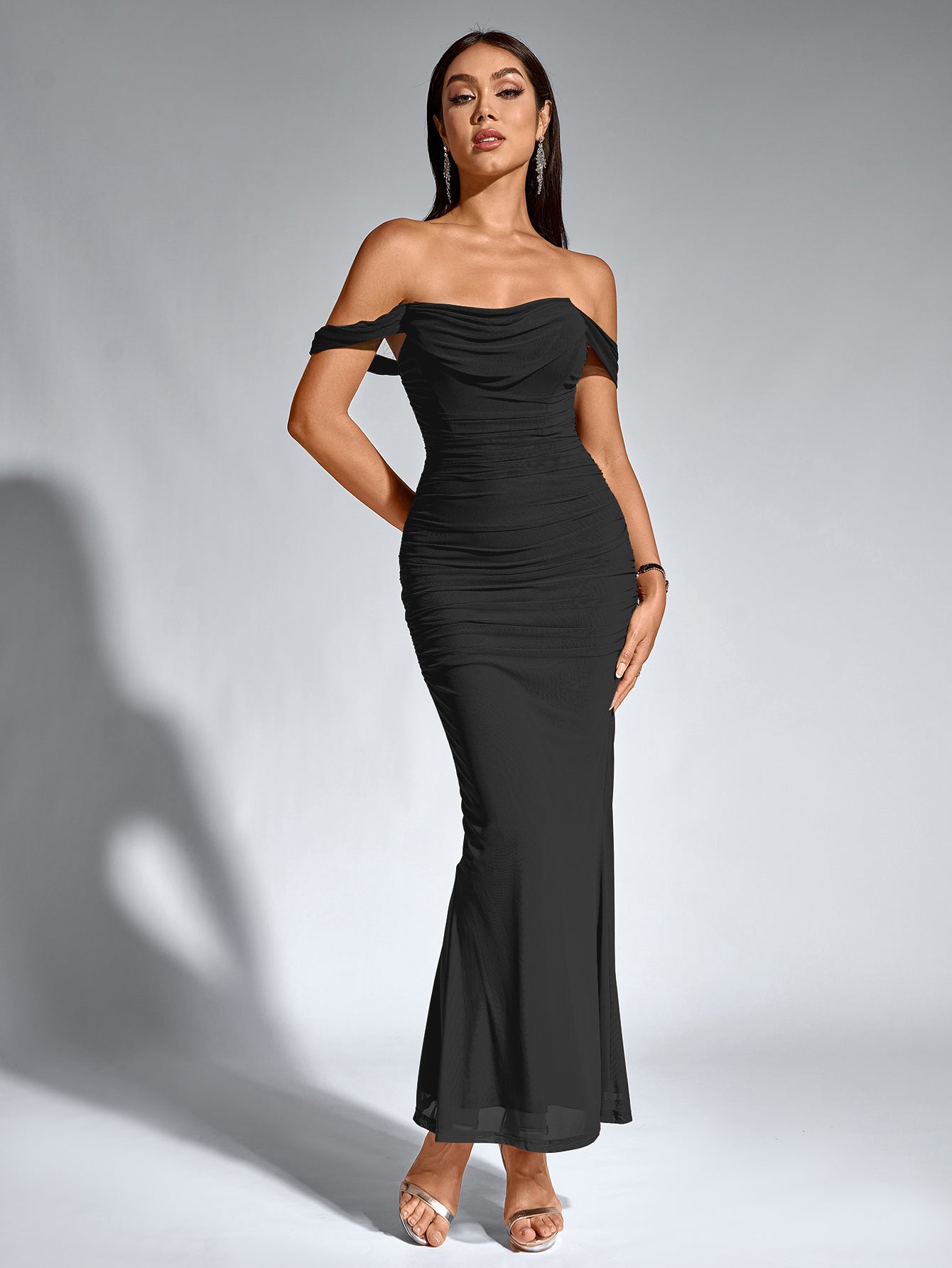 Brunilda | Vestido Midi Chocolate com Ombros Caídos e Franzido