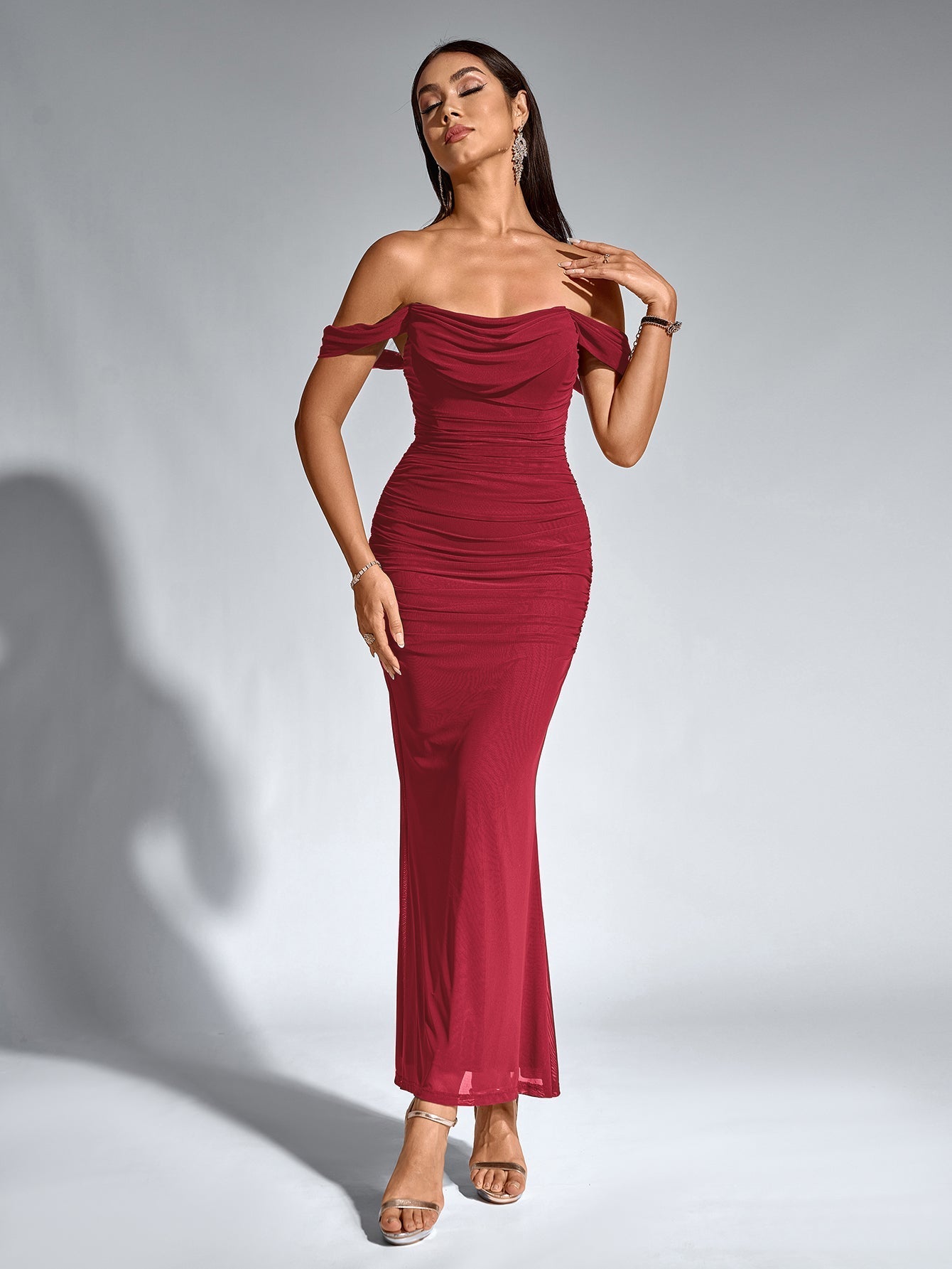 Brunilda | Vestido Midi Chocolate com Ombros Caídos e Franzido
