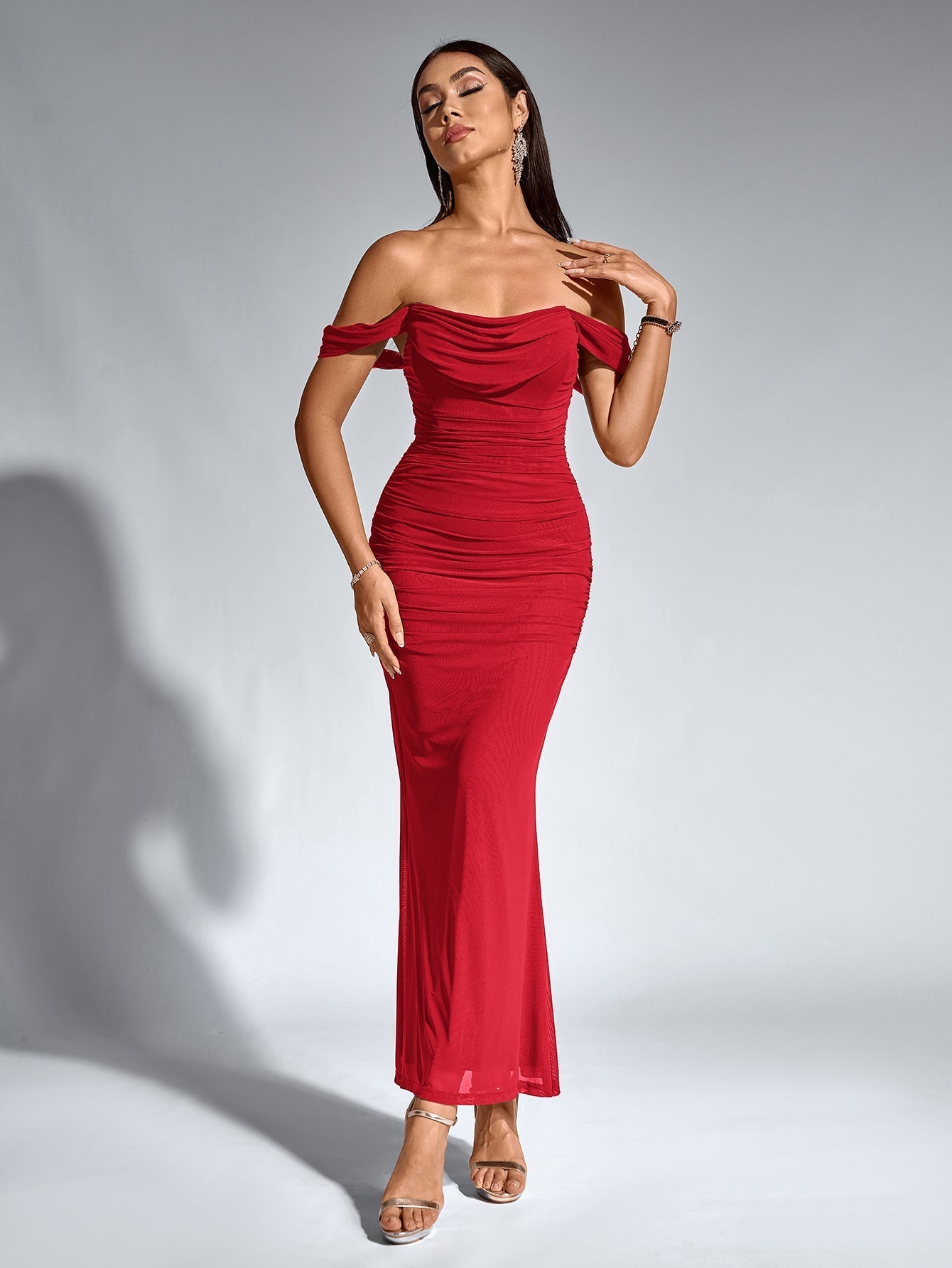 Brunilda | Vestido Midi Chocolate com Ombros Caídos e Franzido