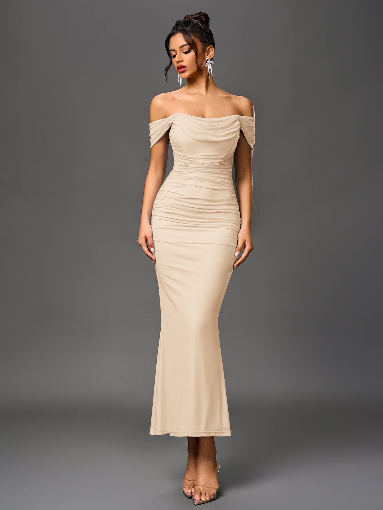 Brunilda | Vestido Midi Chocolate com Ombros Caídos e Franzido
