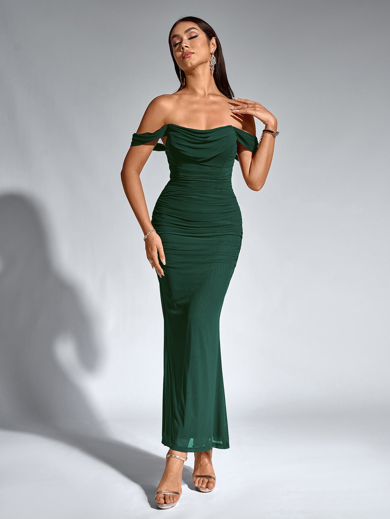 Brunilda | Vestido Midi Chocolate com Ombros Caídos e Franzido