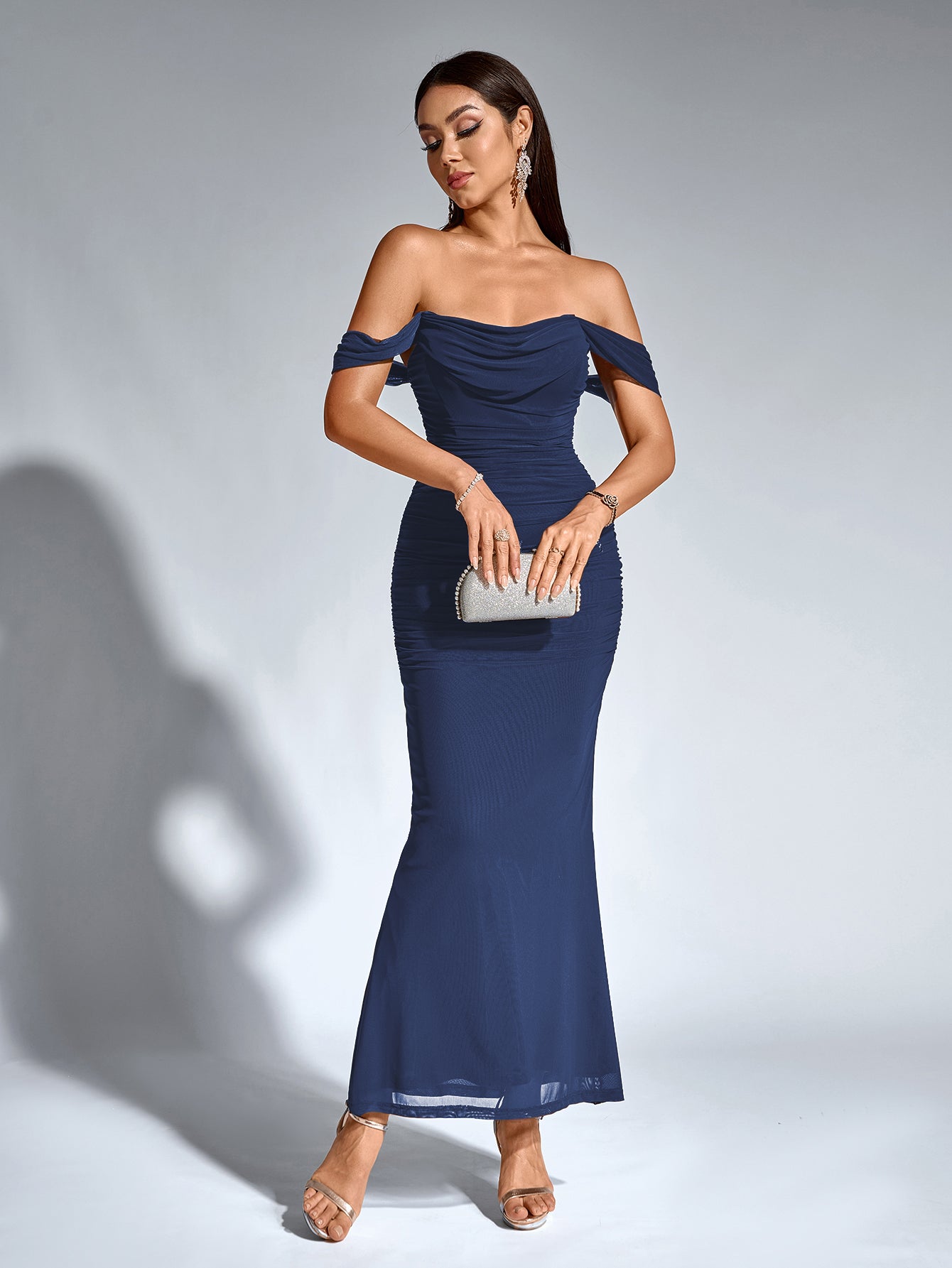 Brunilda | Vestido Midi Chocolate com Ombros Caídos e Franzido