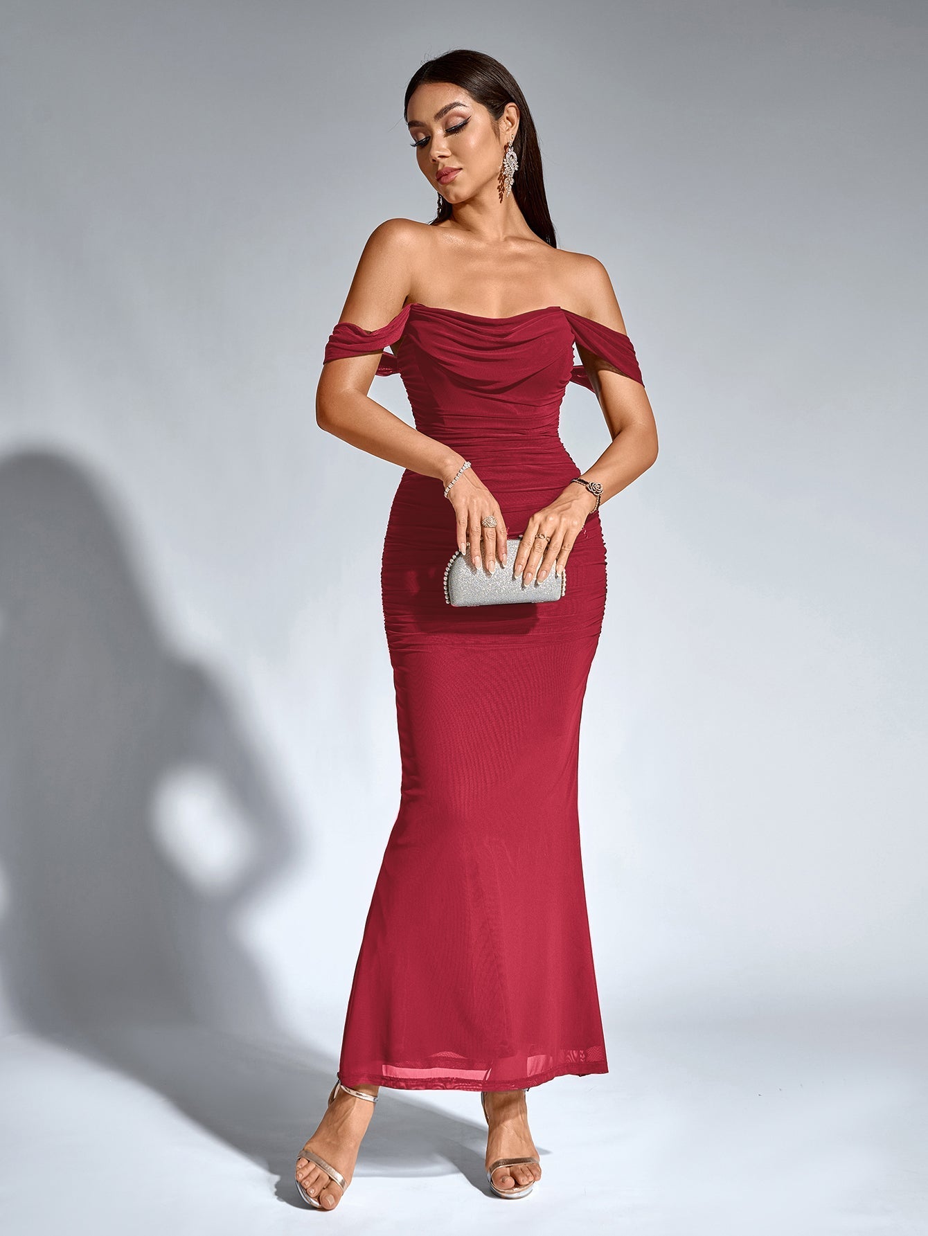 Brunilda | Vestido Midi Chocolate com Ombros Caídos e Franzido