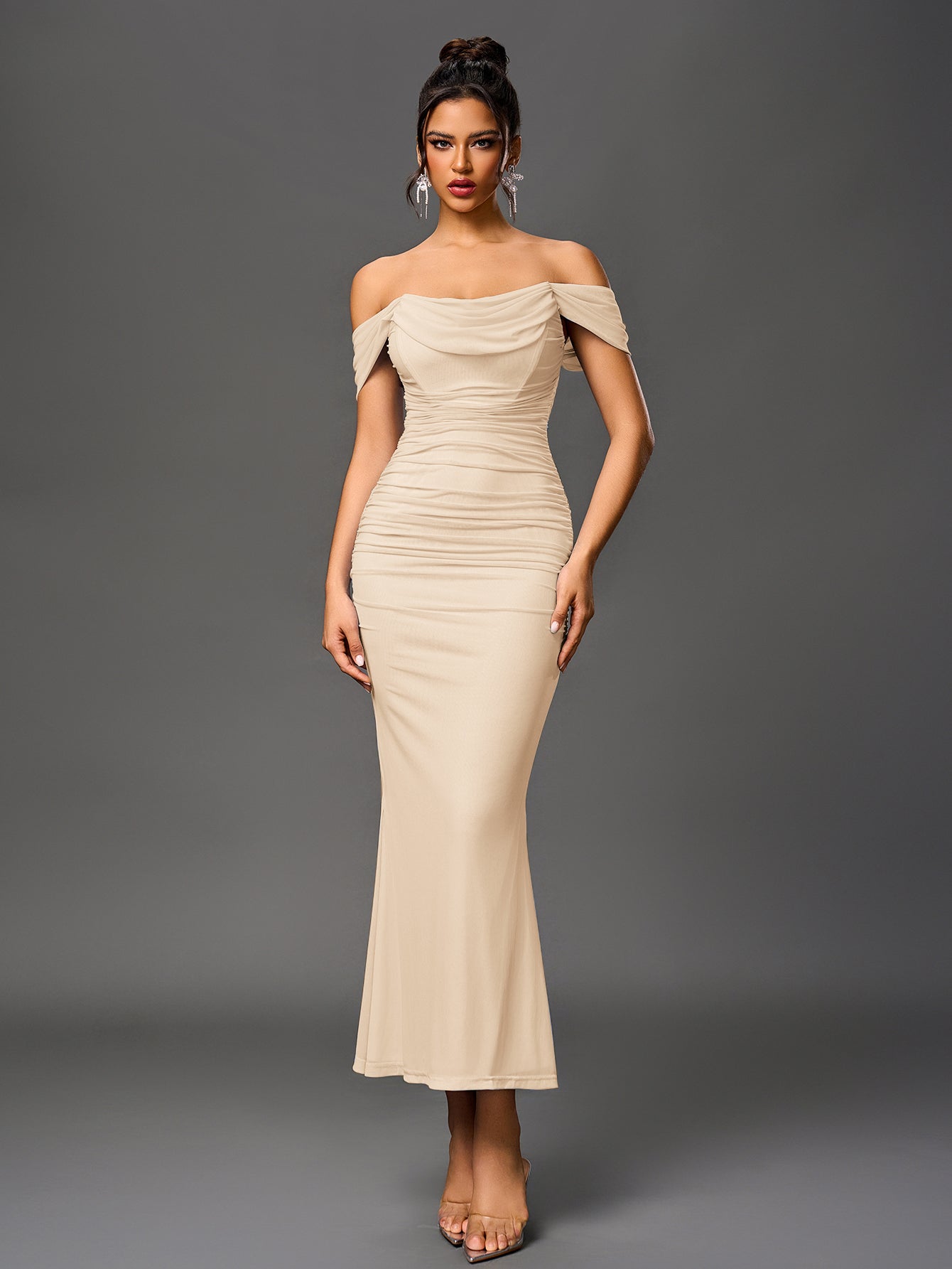 Brunilda | Vestido Midi Chocolate com Ombros Caídos e Franzido