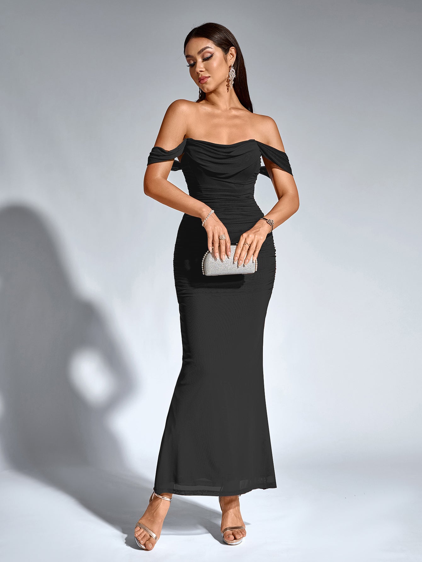 Brunilda | Vestido Midi Chocolate com Ombros Caídos e Franzido