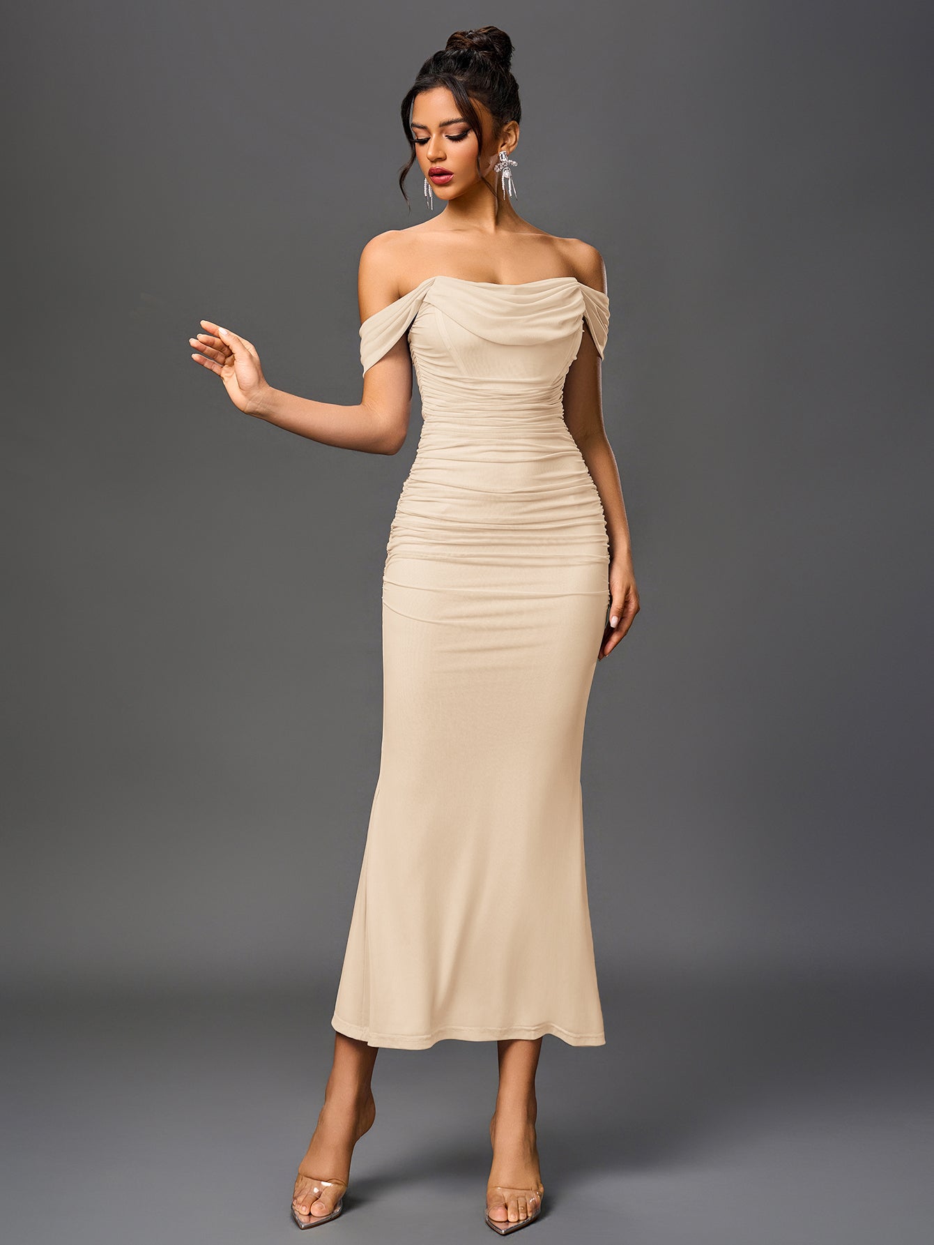 Brunilda | Vestido Midi Chocolate com Ombros Caídos e Franzido