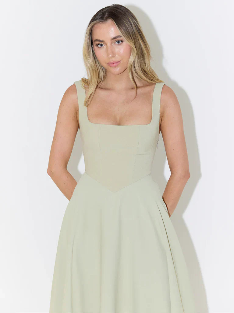Marta | Vestido Midi Preto com Alças Largas e Saia Evasê de Caimento Perfeito