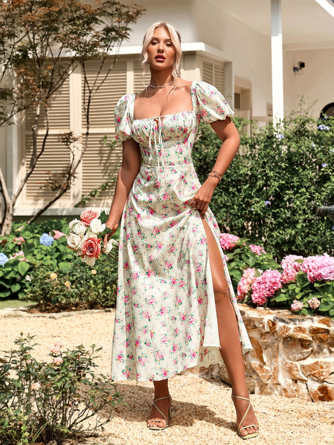Marcelina | Vestido Midi Floral Azul com Manga Bufante e Fenda Alta