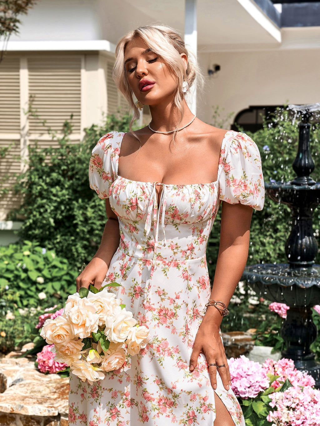 Marcelina | Vestido Midi Floral Azul com Manga Bufante e Fenda Alta