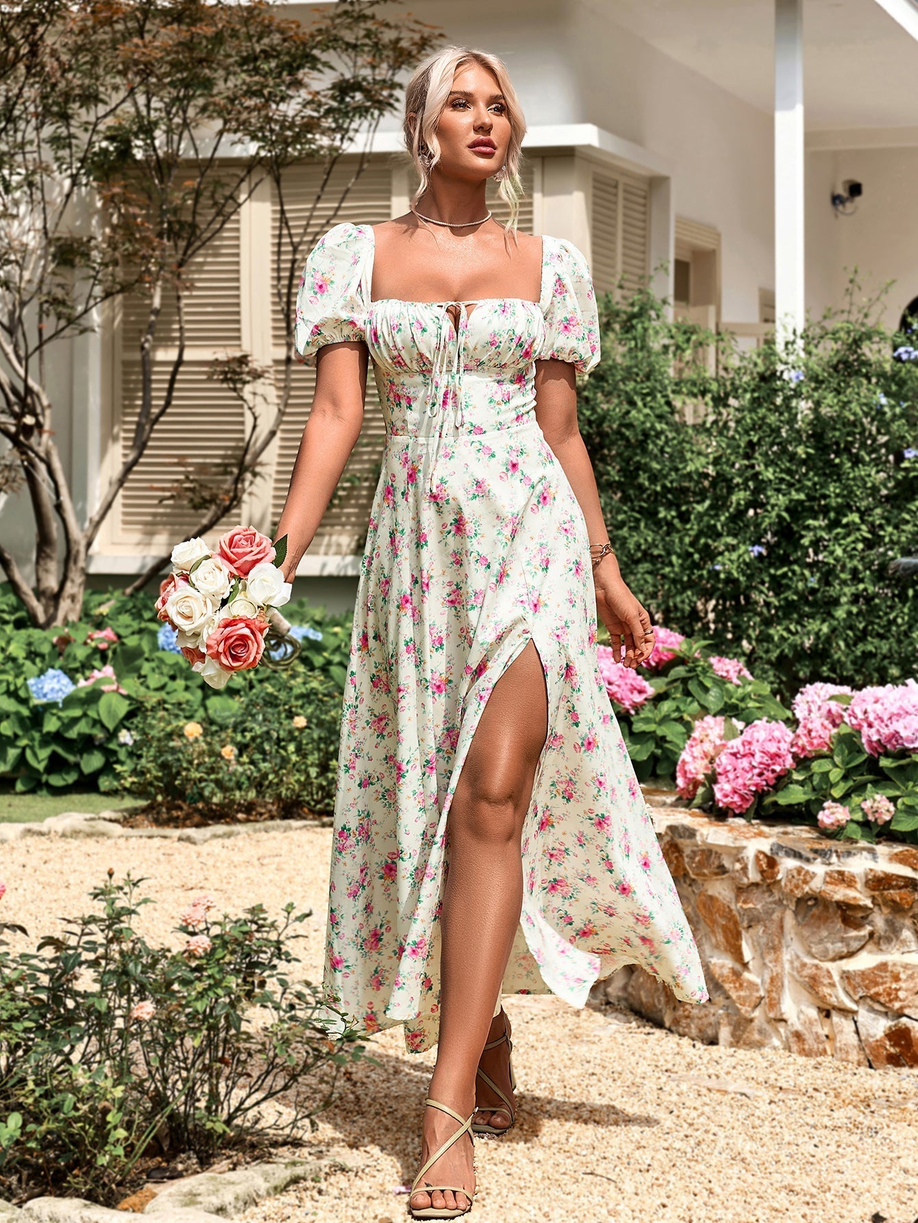 Marcelina | Vestido Midi Floral Azul com Manga Bufante e Fenda Alta
