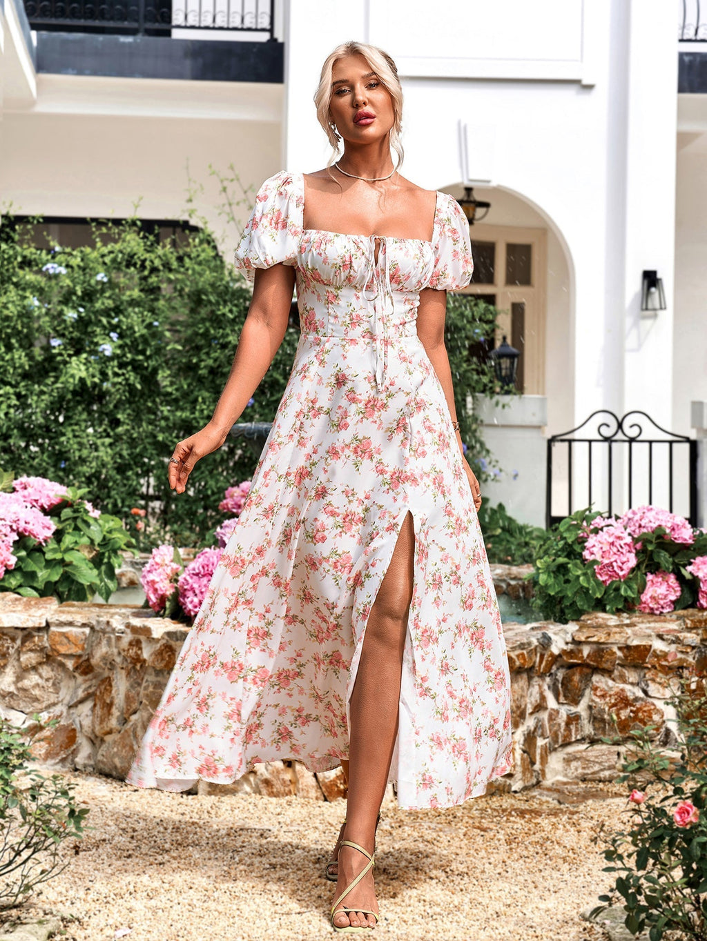 Marcelina | Vestido Midi Floral Azul com Manga Bufante e Fenda Alta