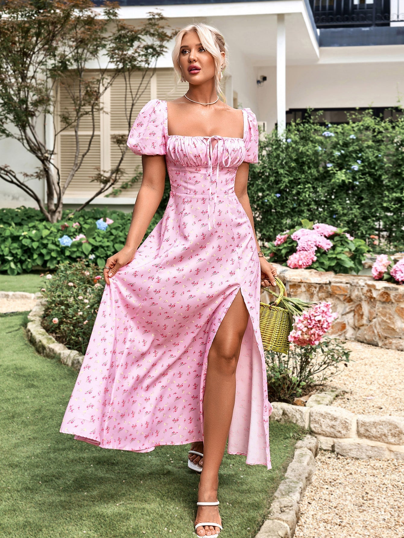 Marcelina | Vestido Midi Floral Azul com Manga Bufante e Fenda Alta