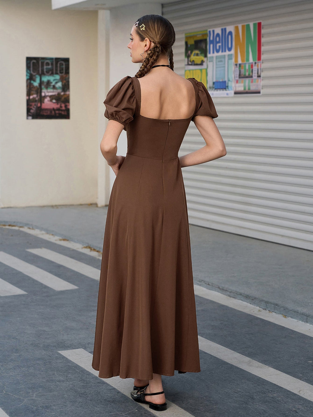 Dulce | Vestido Longo Chocolate com Decote Coração, Manga Bufante e Fenda Alta