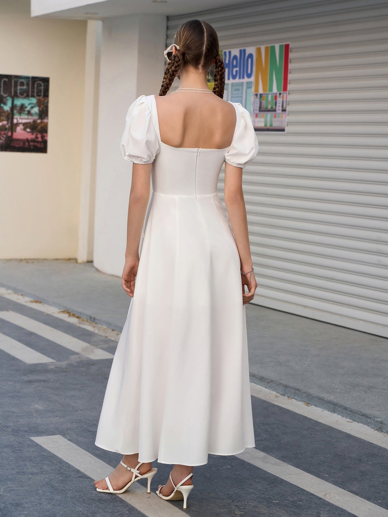 Dulce | Vestido Longo Chocolate com Decote Coração, Manga Bufante e Fenda Alta