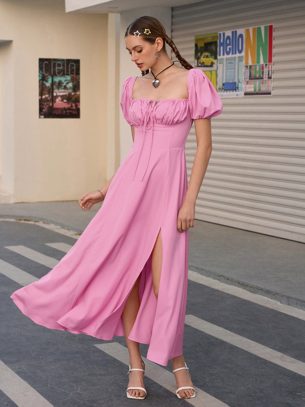 Dulce | Vestido Longo Chocolate com Decote Coração, Manga Bufante e Fenda Alta