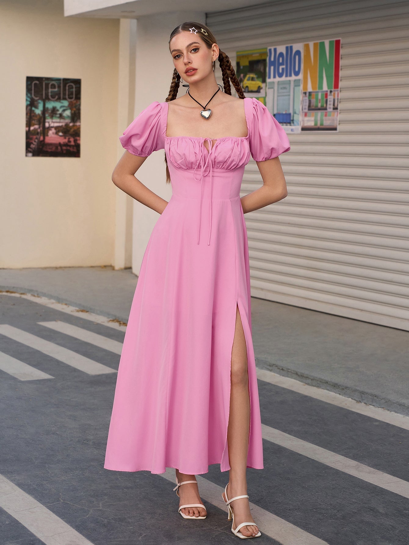 Dulce | Vestido Longo Chocolate com Decote Coração, Manga Bufante e Fenda Alta