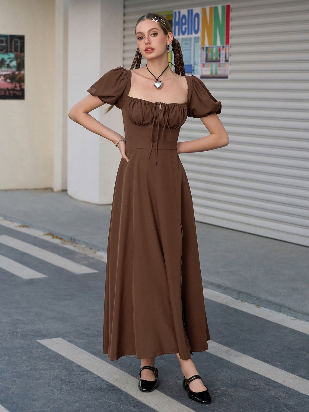 Dulce | Vestido Longo Chocolate com Decote Coração, Manga Bufante e Fenda Alta