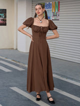 Dulce | Vestido Longo Chocolate com Decote Coração, Manga Bufante e Fenda Alta