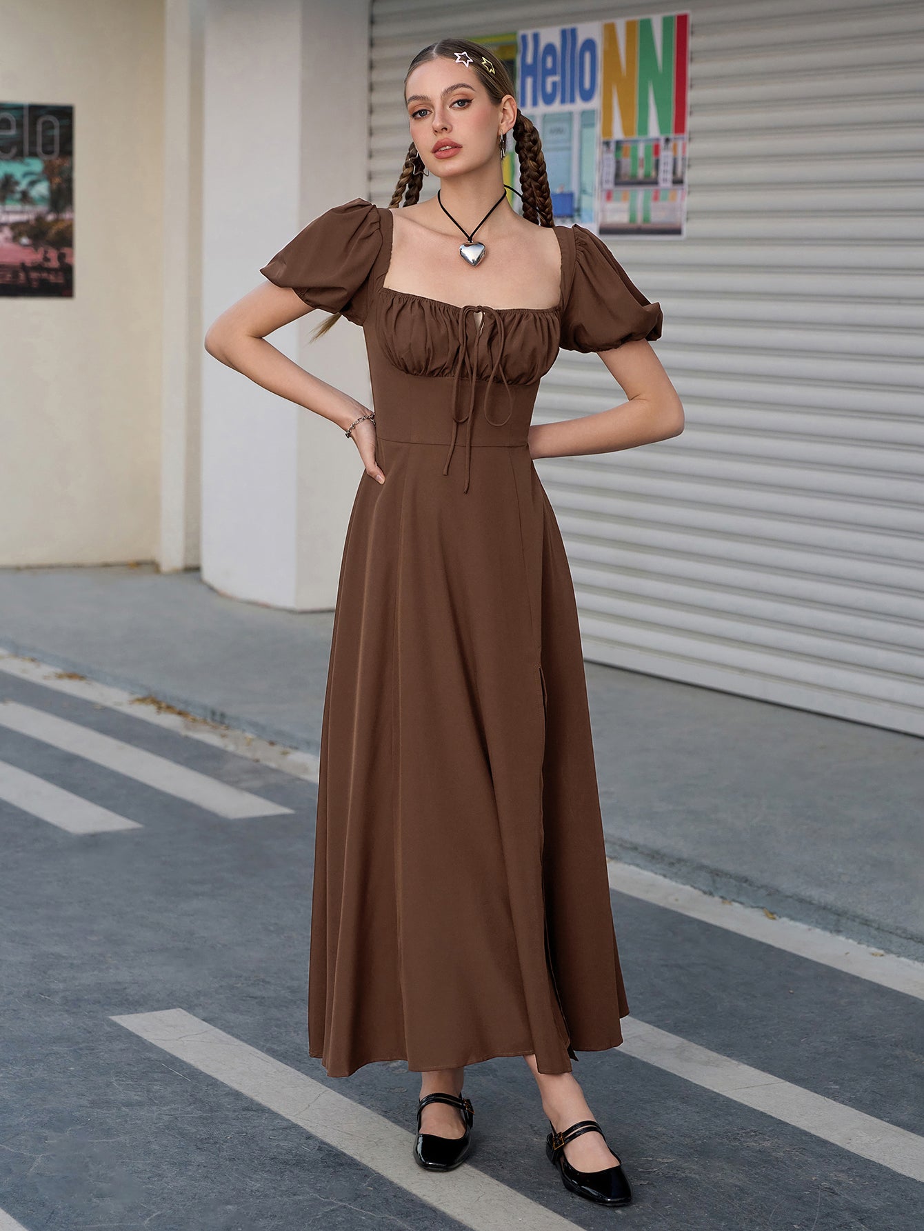 Dulce | Vestido Longo Chocolate com Decote Coração, Manga Bufante e Fenda Alta