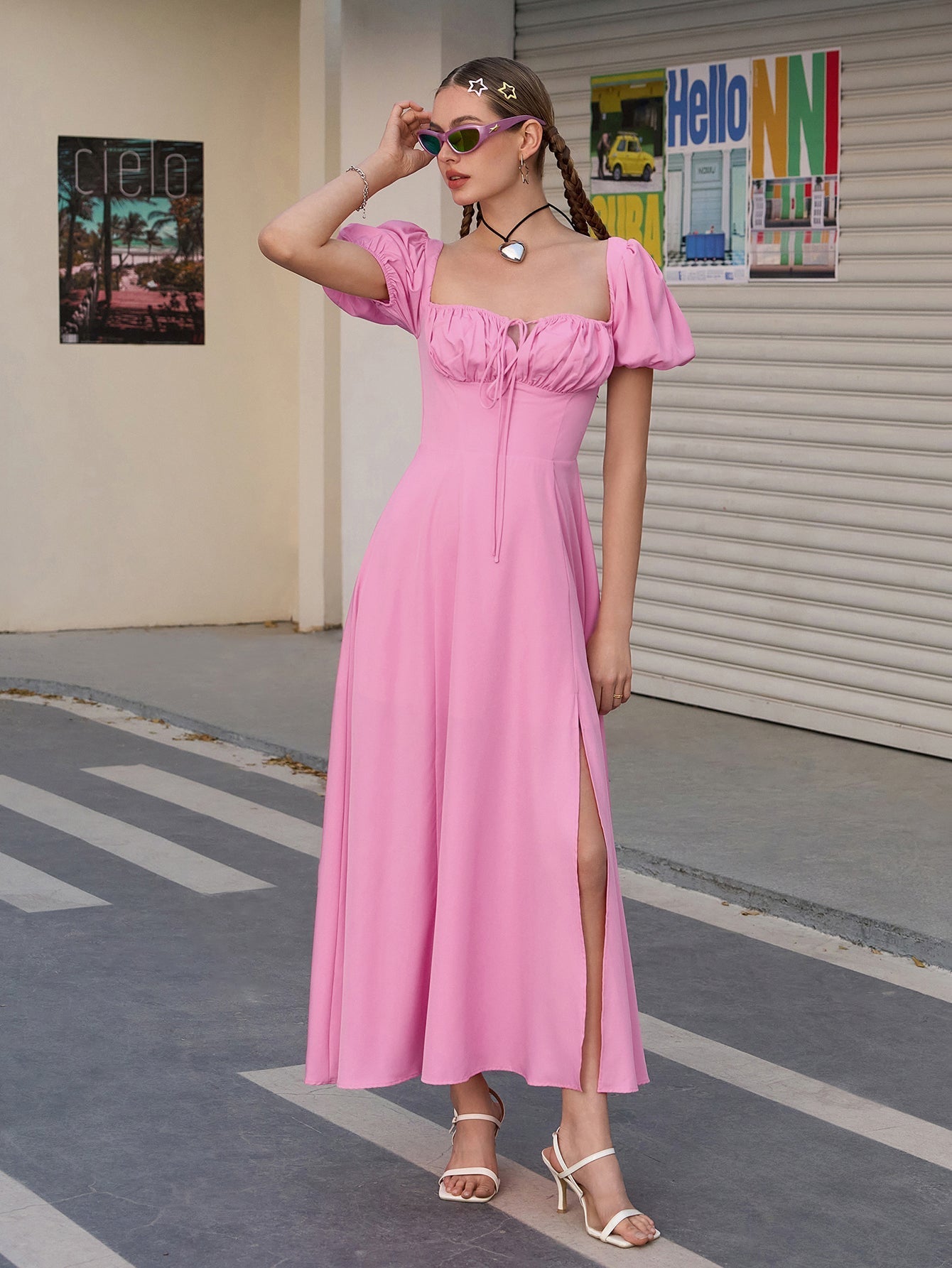 Dulce | Vestido Longo Chocolate com Decote Coração, Manga Bufante e Fenda Alta