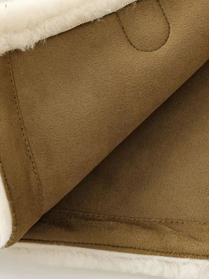 Berenice | Casaco Cropped em Shearling Bege com Fechamento em Toggles