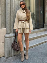 Conjunto Streetwear Elegante: Casaco Estruturado com Cinto e Shorts de Alfaiataria