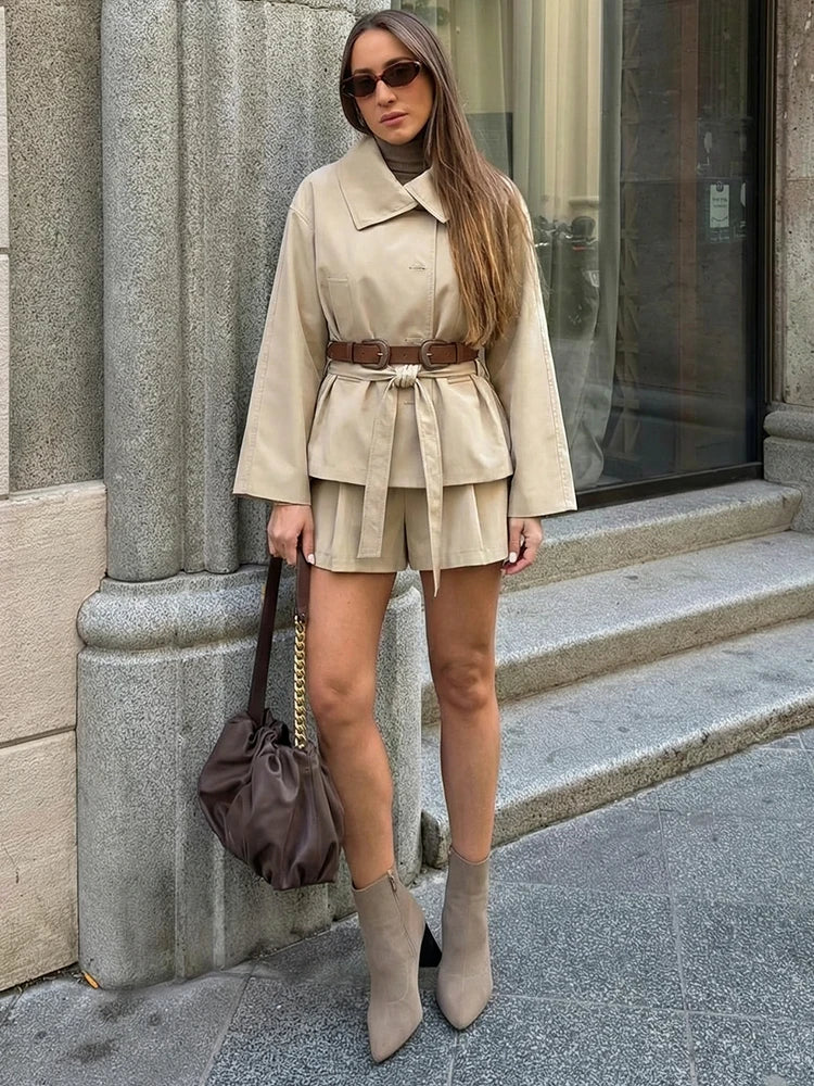 Conjunto Streetwear Elegante: Casaco Estruturado com Cinto e Shorts de Alfaiataria