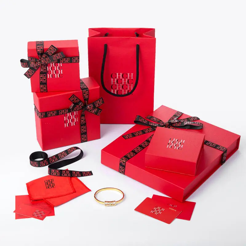 Bracelete CHCH Dourado de Luxo com Pedrarias - Sofisticação Atemporal