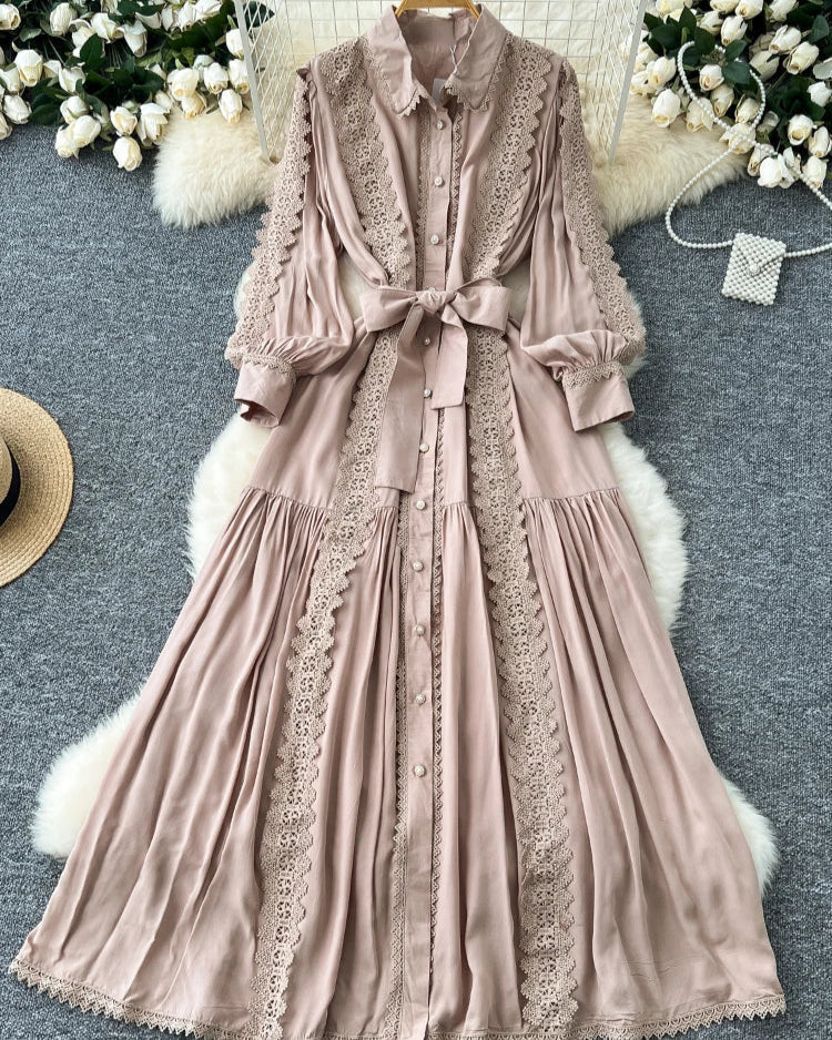 Mariana | Vestido Longo em Renda Patchwork com Botões e Cintura Ajustável