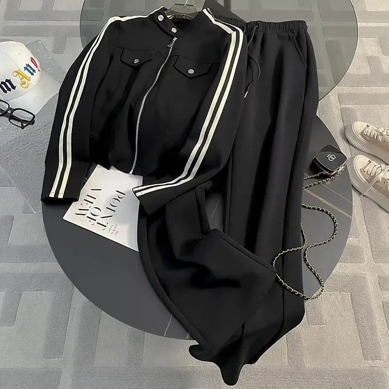 Conjunto Esportivo com Jaqueta Listrada e Calça Pantalona