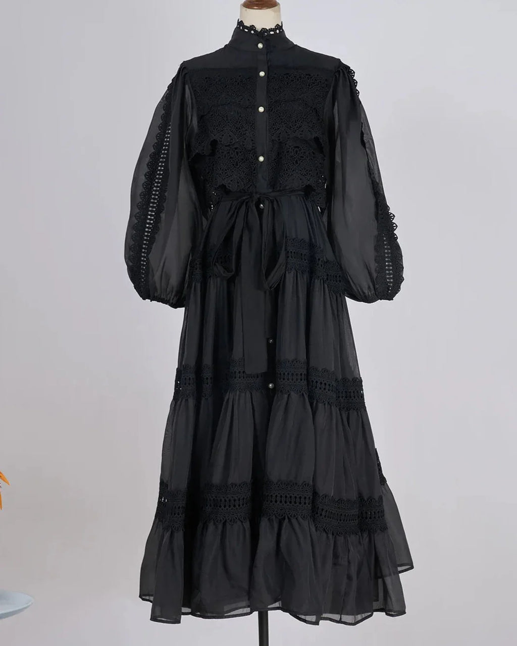 Valentina | Vestido Longo em Renda Artesanal com Aplicação de Pérolas