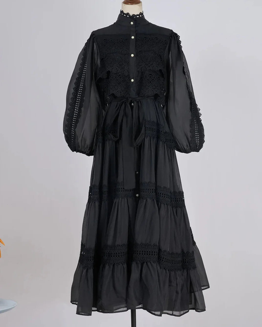 Valentina | Vestido Longo em Renda Artesanal com Aplicação de Pérolas