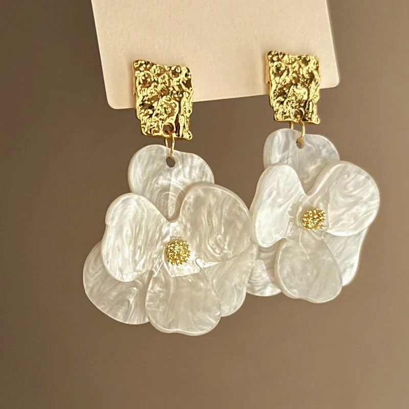Brincos Florais Vintage Dourado com Pétalas Elegantes