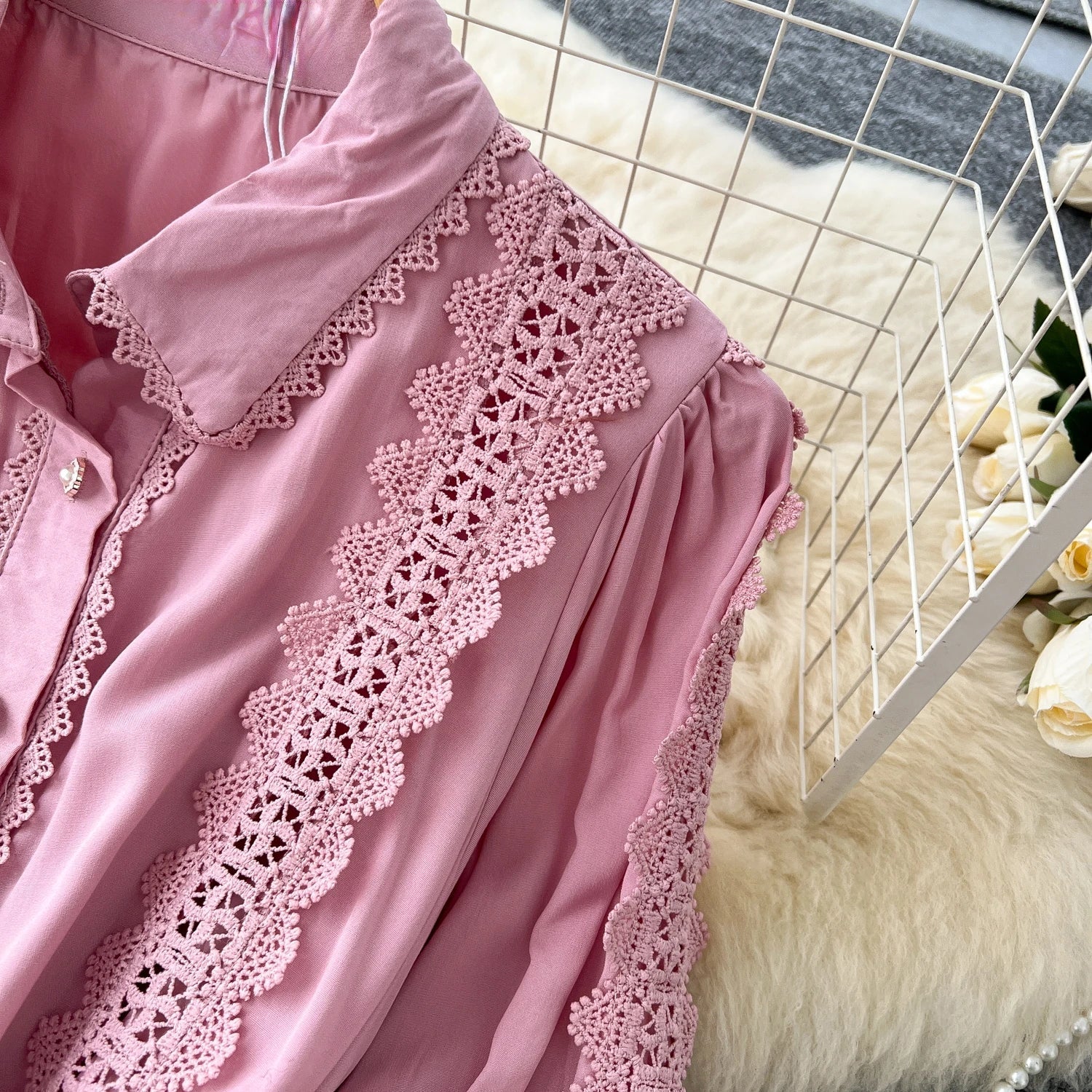 Mariana | Vestido Longo em Renda Patchwork com Botões e Cintura Ajustável