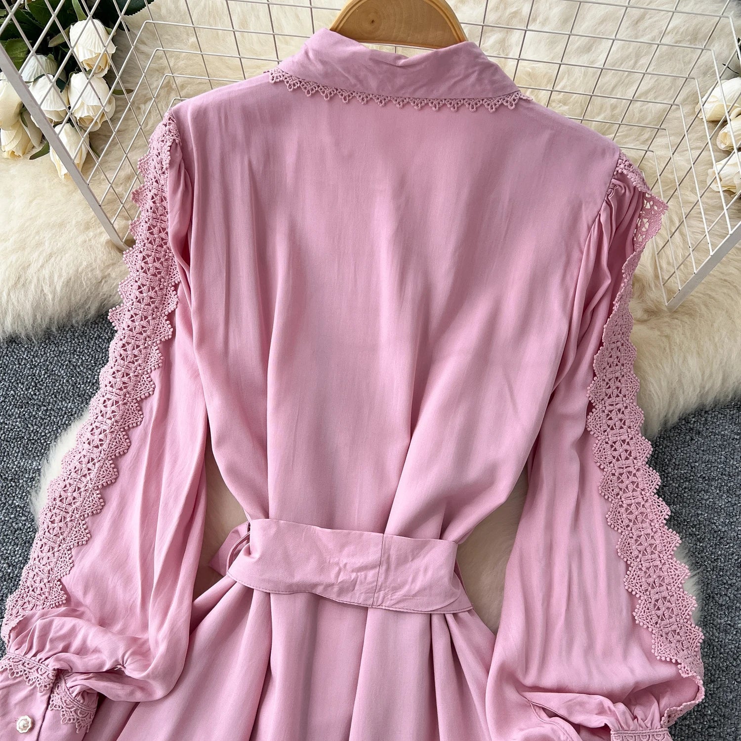 Mariana | Vestido Longo em Renda Patchwork com Botões e Cintura Ajustável