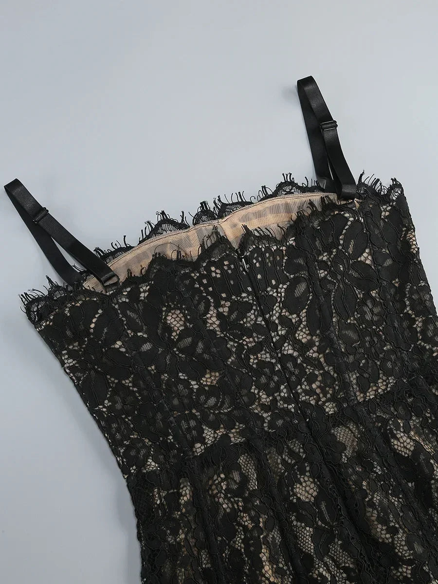 Vestido Longo Escultural com Decote Quadrado e Renda Nobre