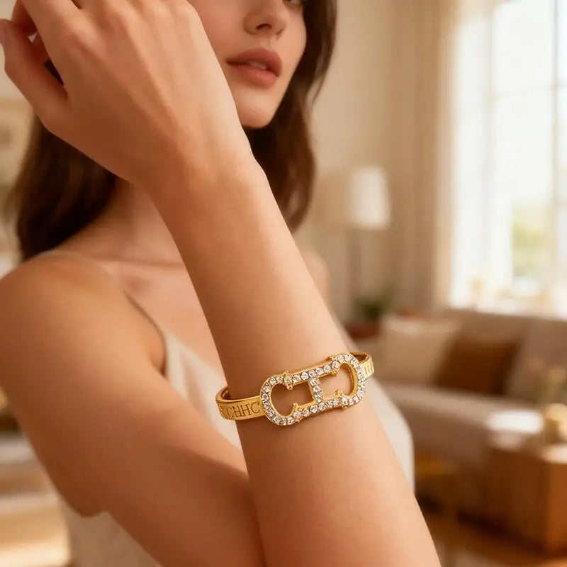 Bracelete CHCH Dourado de Luxo com Pedrarias - Sofisticação Atemporal