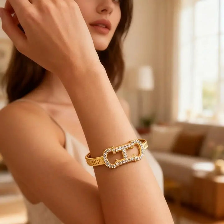 Bracelete CHCH Dourado de Luxo com Pedrarias - Sofisticação Atemporal