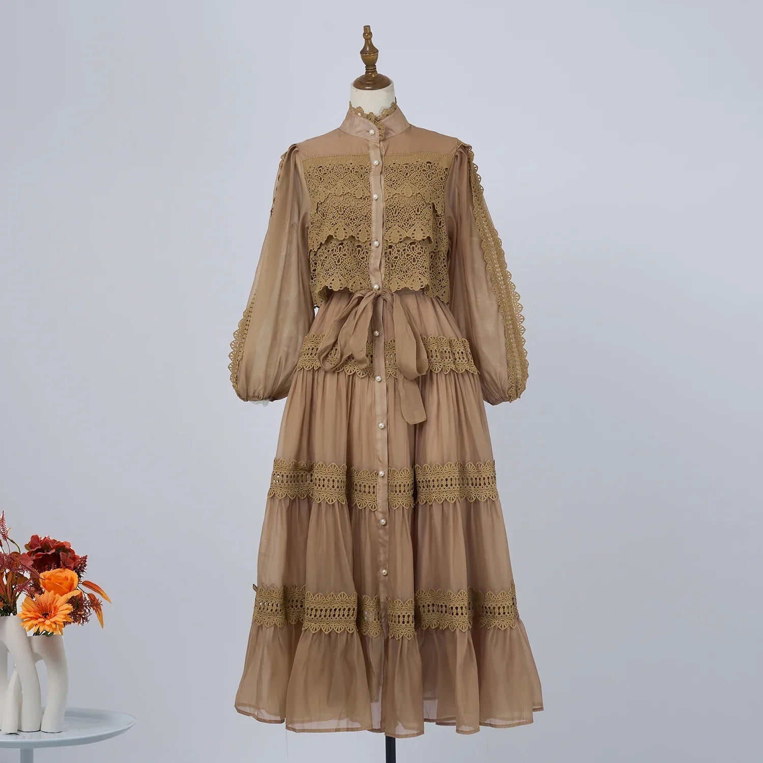 Valentina | Vestido Longo em Renda Artesanal com Aplicação de Pérolas