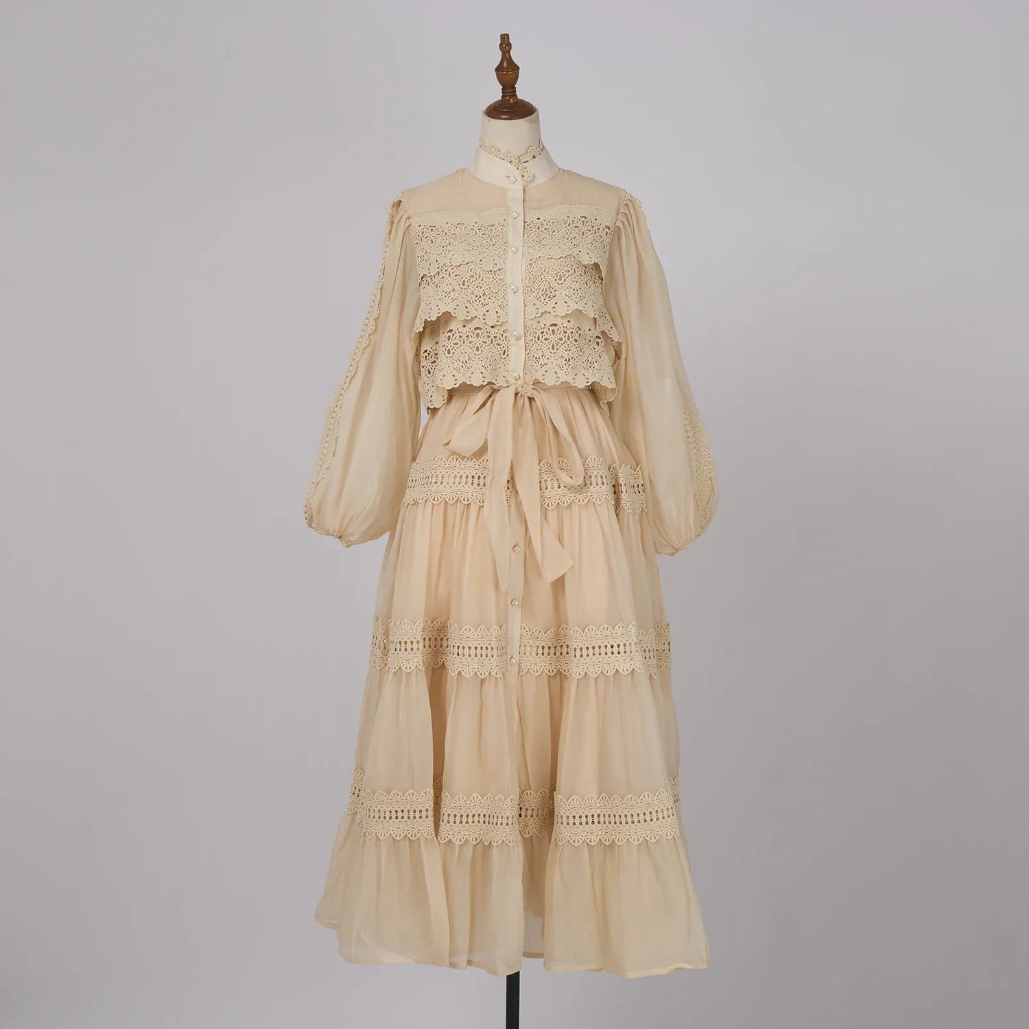 Valentina | Vestido Longo em Renda Artesanal com Aplicação de Pérolas