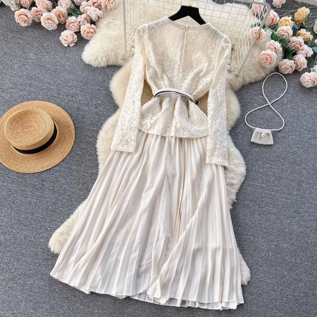 Beatriz | Vestido Longo em Renda com Gola Quadrada e Saia Franzida