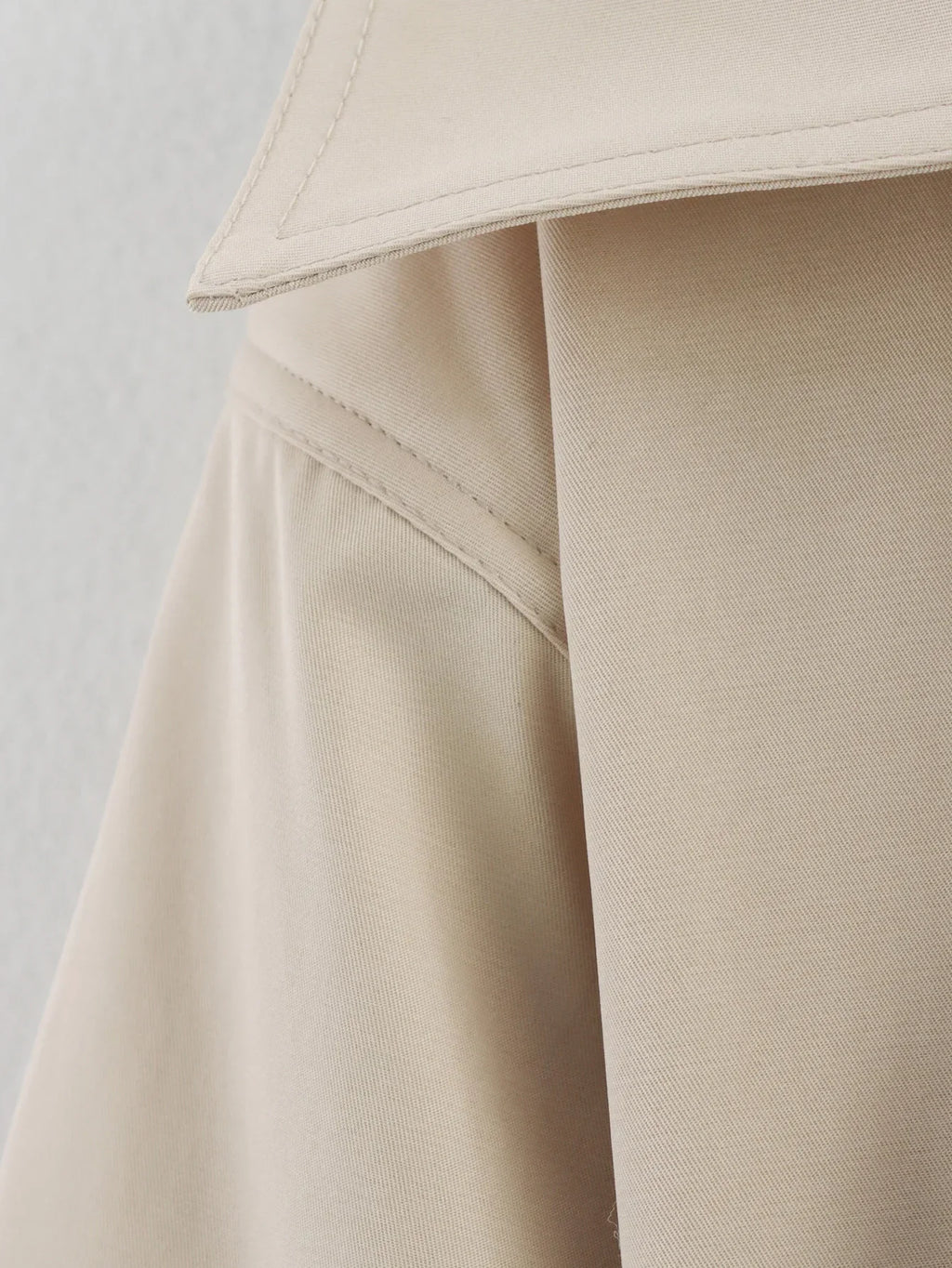 Casaco Escultural Estilo Trench Coat com Abotoamento Cruzado e Cinto