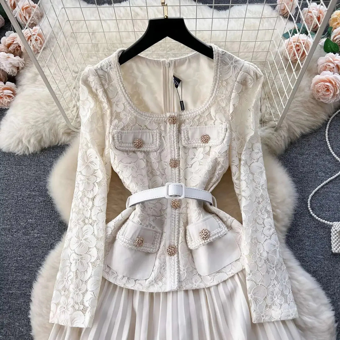 Beatriz | Vestido Longo em Renda com Gola Quadrada e Saia Franzida
