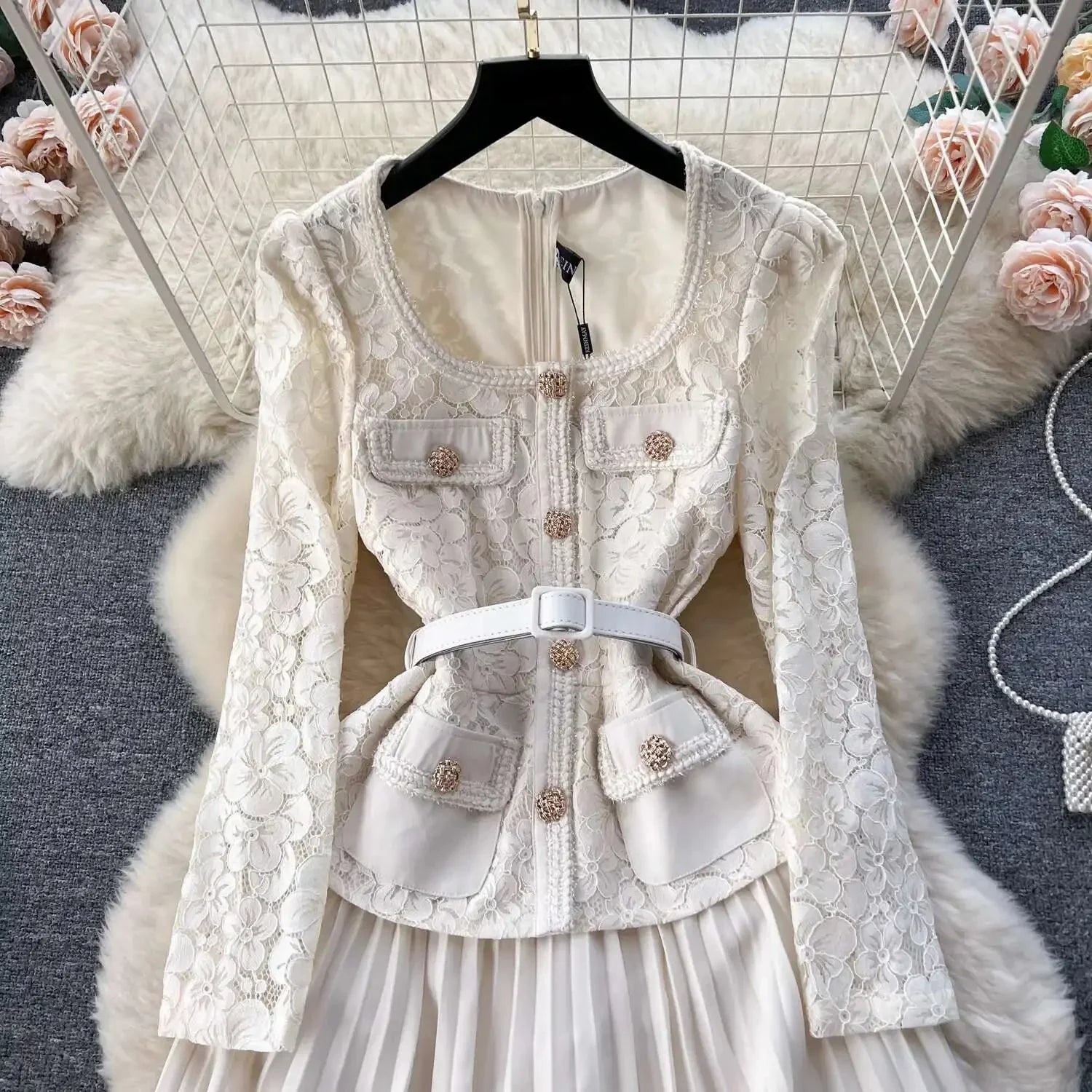 Beatriz | Vestido Longo em Renda com Gola Quadrada e Saia Franzida