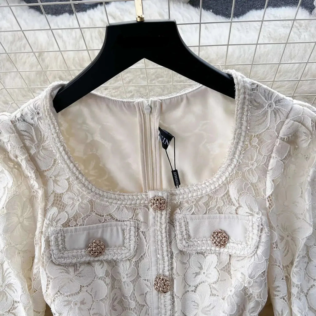 Beatriz | Vestido Longo em Renda com Gola Quadrada e Saia Franzida