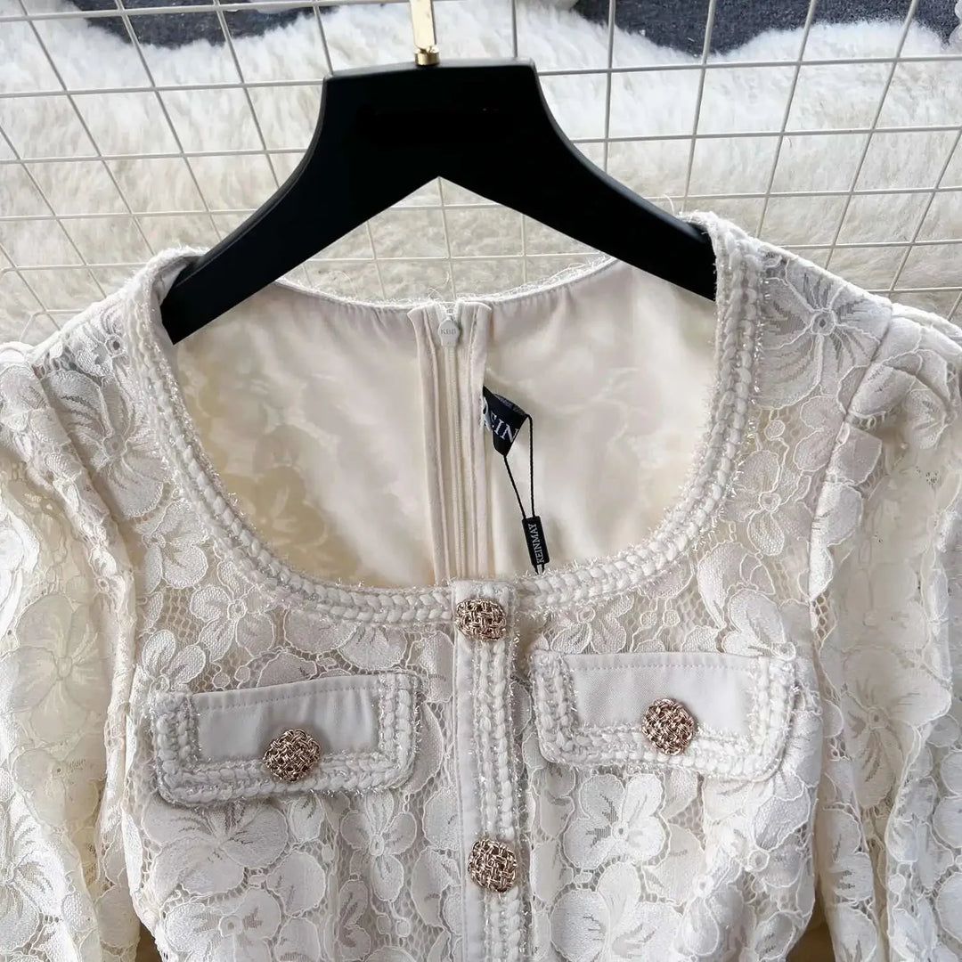 Beatriz | Vestido Longo em Renda com Gola Quadrada e Saia Franzida