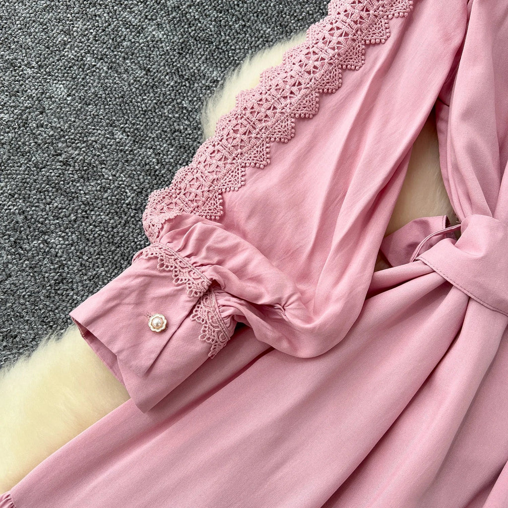 Mariana | Vestido Longo em Renda Patchwork com Botões e Cintura Ajustável