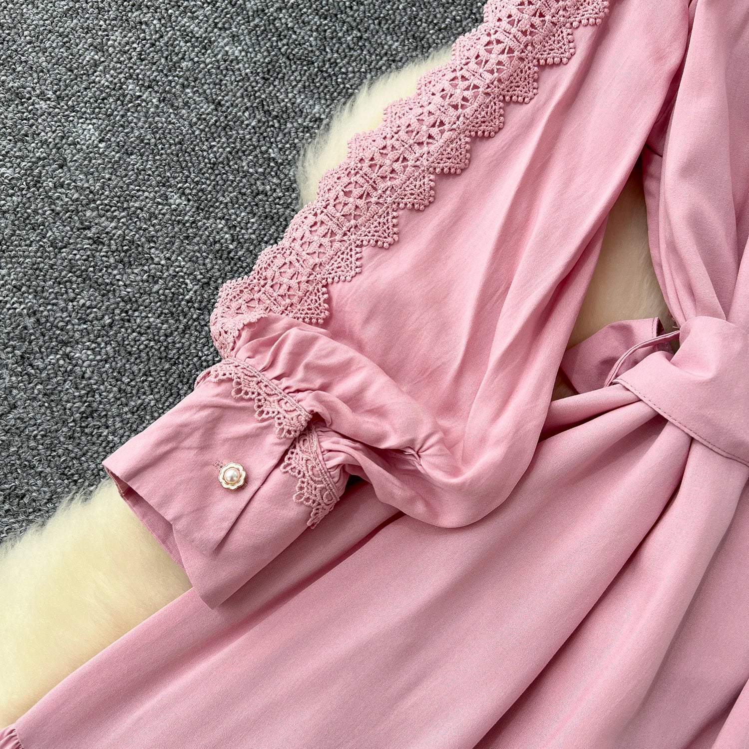 Mariana | Vestido Longo em Renda Patchwork com Botões e Cintura Ajustável