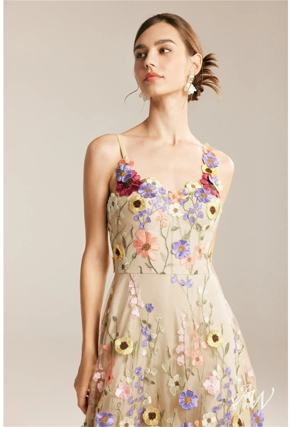 Vestido Longo em Tule com Bordado Floral à Mão e Alças Delicadas