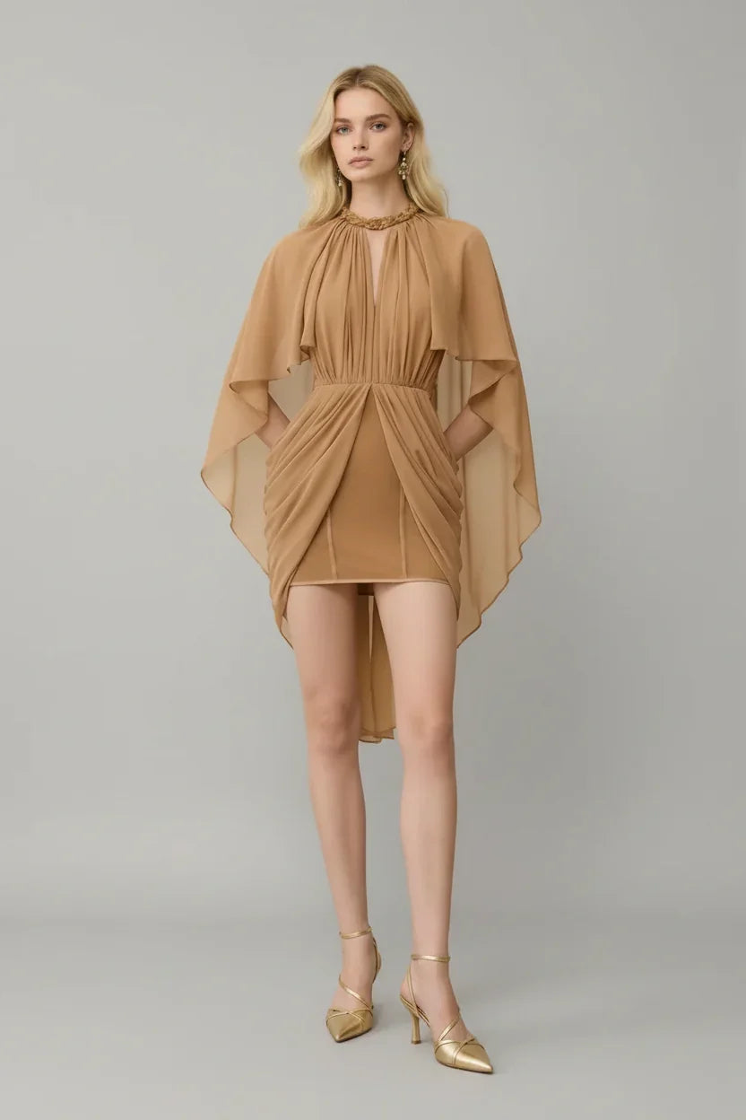 Vestido Curto com Capa Fluida Cintura Marcada